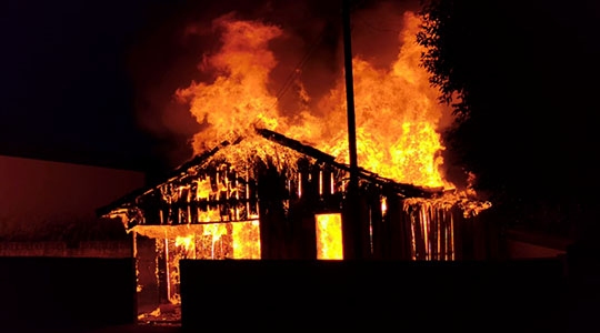 Casa foi rapidamente consumida pelo incêndio, em Parapuã (Reprodução).