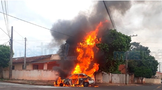 Carro pegou fogo e ficou completamente destruído pelas chamas, na tarde desta segunda-feira, em Tupã (Foto: Diego Pereira/Mais Tupã).
