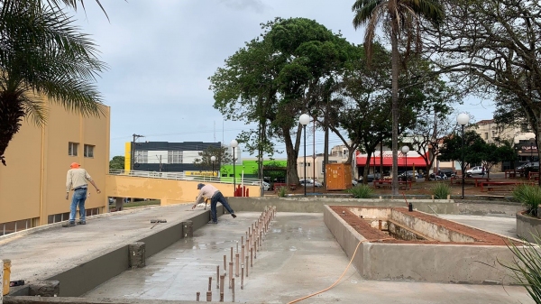 Implantação dos jatos da futura fonte luminosa, na Praça Élio Micheloni (Divulgação/PMA).