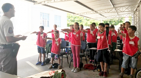 Crianças do Lar Cristão sendo orientadas pelos policiais militares durante formatura na sede da 2ª Cia da PM (Assessoria de Imprensa/Lions Clube de Adamantina).