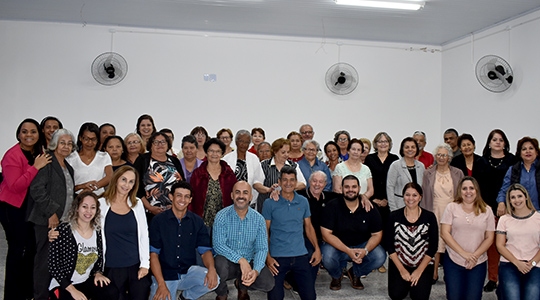 Formandos da 2ª turma do Projeto de Inclusão Digital com as autoridades do município de Adamantina, Lucélia e Mariápolis (Da Assessoria).