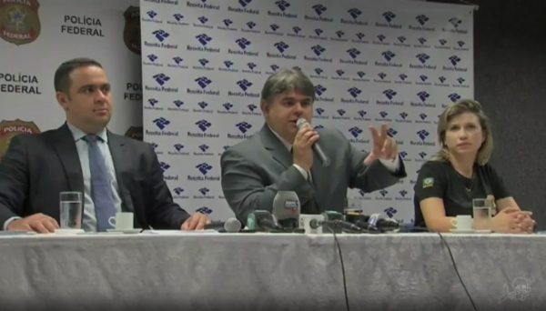 Em coletiva de imprensa, representantes da Receita Federal revelam detalhes da investigação que apura suspeitas de sonegação que podem chegar a R$ 500 milhões (Reprodução: Globo/CE).