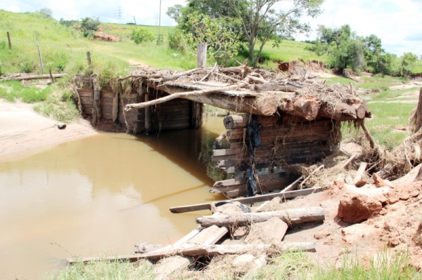 Ponte do córrego da Fortuna foi levada (Foto: Cedida).