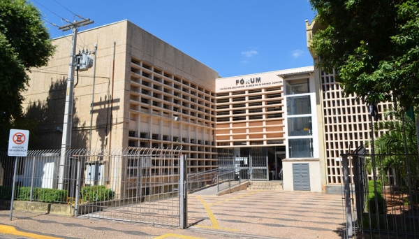 Audiência com quatro acusados e testemunhas de acusação e defesa acontece a partir das 13h desta terça-feira, no Fórum de Adamantina (Foto: Arquivo/Siga Mais).