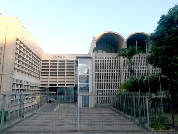 Decisão de juiz de Adamantina autoriza acesso, arrombamento e força policial para fiscalização e limpeza de imóvel, diante de riscos à saúde pública (Foto: Acácio Rocha).