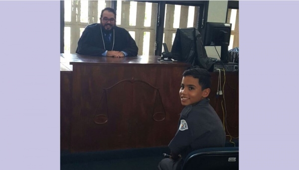 Juiz leva o pequeno ?Soldado Pietro? para conhecer o Fórum de Adamantina (Foto: Cedida).