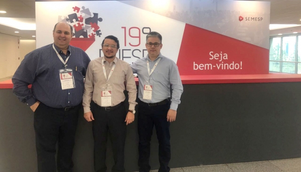 Vice-reitor Fábio Botteon, reitor Paulo Sérgio e pró-reitor de ensino Andrey Borges Teixeira, no FNESP, em São Paulo (Foto: Cedida).