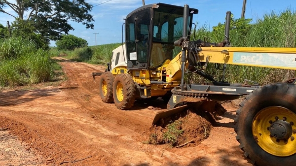 Recuperação das estradas envolve máquinas e funcionários da Secretaria Municipal de Obras (Divulgação/PMA).