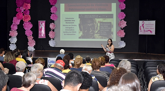 Orientadora jurídica do Centro de Referência Especializado de Assistência Social (Creas), Gabriela Lima Ramenzoni, tratou sobre violência patrimonial (Da Assessoria).