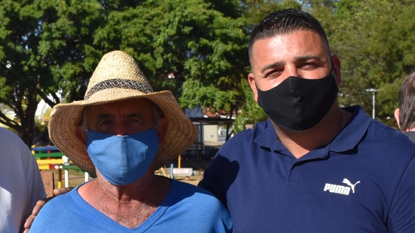 Representando os trabalhadores da Prefeitura, José Quiterio Guieira foi escolhido para receber a homenagem. Na foto, ao lado do secretário municipal de obras, Wellington Zerbini (Da Assessoria).