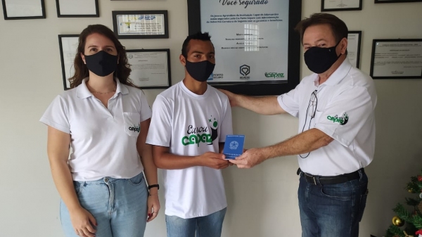 Representantes da Instituição Capaz e um dos jovens aprendizes inseridos no mercado de trabalho (Divulgação).