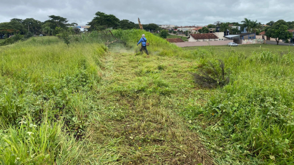 Trabalho de rocagem na via ferra, area central de Adamantina (Cedida/PMA).