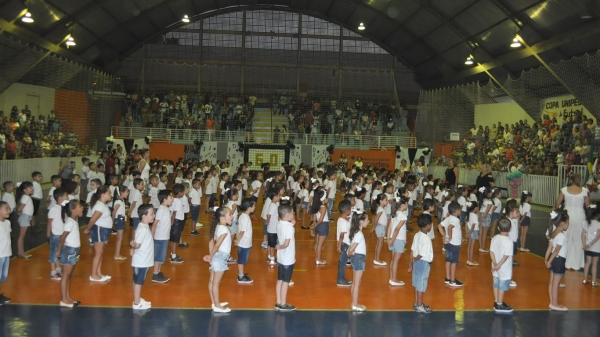 Foi realizada na última sexta-feira (7), a cerimônia de colação de grau de 242 alunos das escolas Professora Eulália Paschoal Brighenti, Professora Eunice Maris e Domingos Latine (Foto: Da Assessoria).