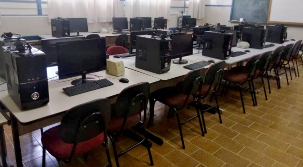 Sala de informática da Emef Teruyo Kikuta ganhou 17 novos computadores (Da Assessoria).