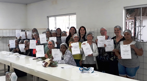 Turma que participou do curso de salgadinhos para festas  (Foto: Da Assessoria).