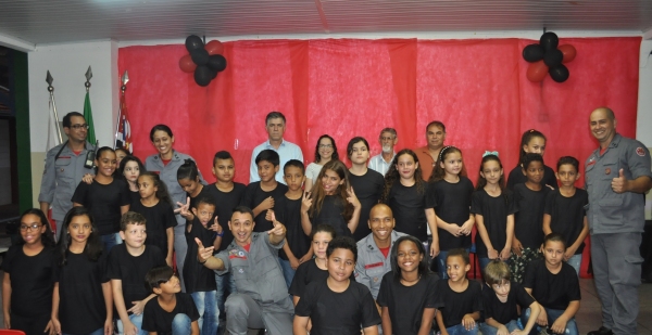 31 alunos da EMEF Professor Eurico Leite de Moraes receberam o certificado do Programa Bombeiro Educador (Da Assessoria).