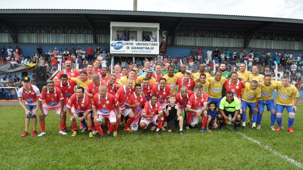 Combinado de Adamantina contra os ex-atletas que atuaram em clubes do futebol brasileiro e na seleção (Foto: Assessoria de Imprensa).