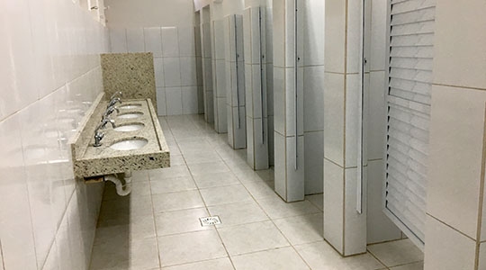 Secretaria Municipal de Educação realizou a reforma do banheiro masculino da Emef Navarro de Andrade (Fotos: Da Assessoria).