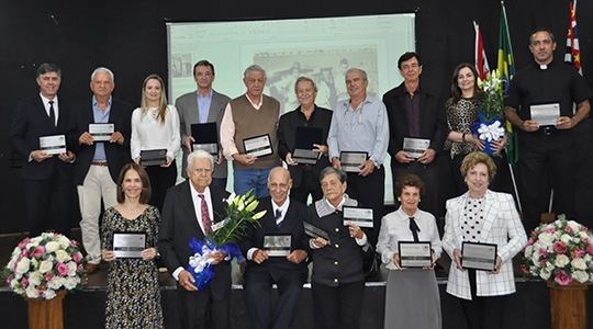 Todos os homenageados durante a solenidade que aconteceu ontem no Anfiteatro Municipal Fernando Paloni (Fotos: Da Assessoria).