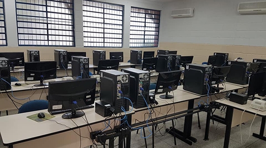Sala de informática foi revitalizada com nova pintura e substituição dos computadores (Da Assessoria).
