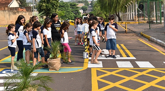 Crianças de 4 a 8 anos participam de atividades na MiniCidade, simulando situações no trânsito. Escolinha de Ciclismo também integra atividades da Semana do Trânsito em Adamantina (Fotos: Divulgação).