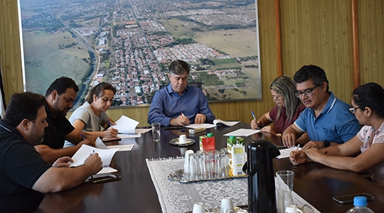 Representantes das seis empresas assinam os termos de concessão de direito real de uso (Foto: Da Assessoria).
