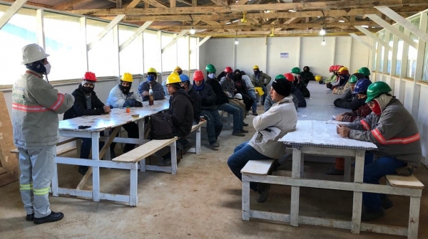 Programa Guardião da Segurança alerta trabalhadores da construção civil sobre os perigos de manusear equipamentos perto da rede de energia elétrica (Da Assessoria).