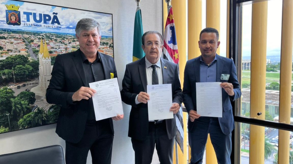 Prefeito Cardim, deputado federal Luiz Carlos Mota e o secret?rio Gustavo Taniguchi em Bras?lia (Cedida/PMA).