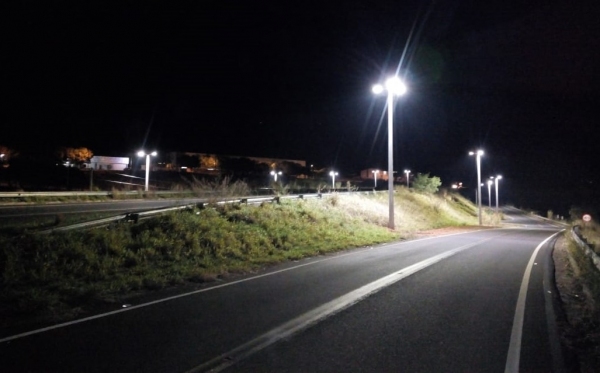 Iluminação do trevo que dá acesso ao campus II da UniFAI está em funcionamento desde ontem. Melhoria também ocorreu no trevo principal de acesso à cidade (Foto: Assessoria de Imprensa).