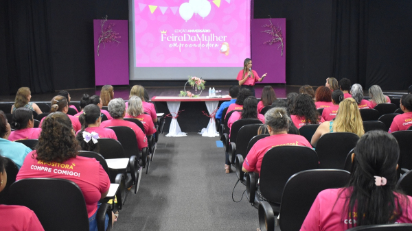 Ju?za Ruth Duarte Menegatti fala ?s mulheres no encontro (Cedida/PMA).