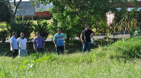 Prefeito Márcio Cardim, secretários Wellington Zerbini e João Vitor Marega e o diretor de engenharia e projetos arquitetônicos da prefeitura, Rodrigo Martins Gumiero, realizaram uma visita técnica ao local com Fernando Boaretto, engenheiro civil da Copel Engenharia, Indústria e Comércio LTDA, empresa vencedora da licitação (Foto: Da Assessoria).