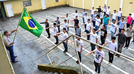 Jovens que foram dispensados da prestação do Serviço Militar Inicial e, perante a Bandeira Nacional, prestaram o solene compromisso de defender a honra, a integridade e as instituições de nossa Pátria (Da Assessoria).