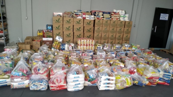 Cestas básicas produzidas com os alimentos doados pelo Siscoob Nosso, em Adamantina (Divulgação/PMA).