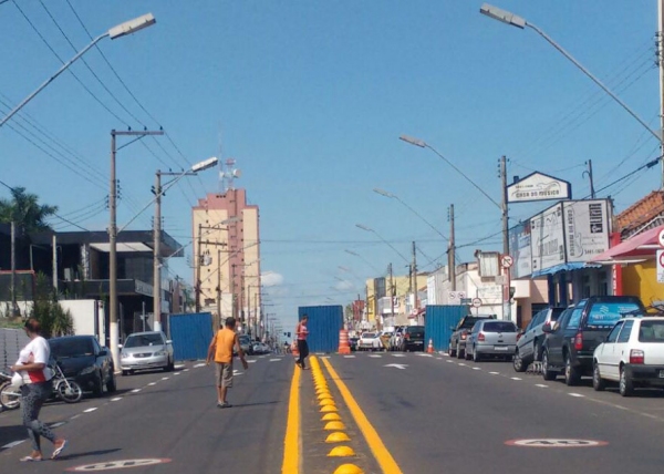 Avenida Tamoios, no centro de Tupã, já recebe estrutura para o Tupã Folia 2016 (Foto: Assessoria de Imprensa).