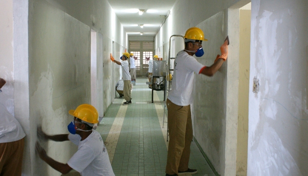 Reeducandos do Centro de Progressão Penitenciária de Pacaembu atuam na realização de melhorias no PAI Nosso Lar, por meio do Programa Via Rápida (Foto: Assessoria SAP).