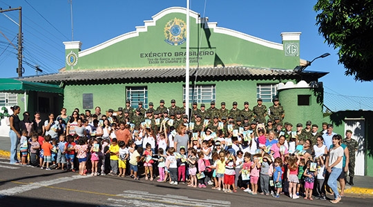 Atiradores da turma de 2019 com o Sargento Brufatto, Prefeito Márcio Cardim, professores e alunos da rede municipal de ensino  (Fotos: Da Assessoria).