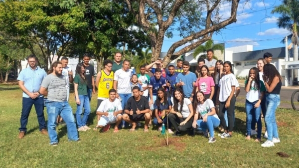 Cerca de30 jovens aprendizes participaram da atividade no Parque dos Pioneiros (Divulgação/PMA).