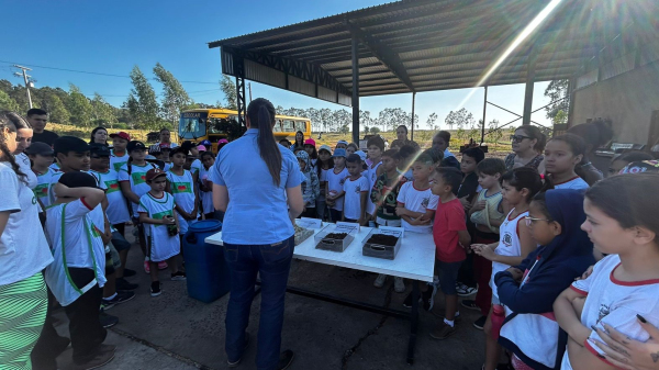 Crian?as das escolas  municipais no centro de compostagem (Divulga??o/PMA).