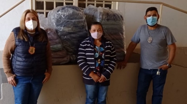 A delegada Rita  e investigador de polícia Diego fazem a entrega de 26 cobertores ao Fundo Social de Solidariedade de Adamantina (Da Assessoria/PMA).