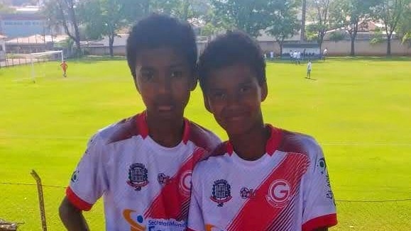 Os irmãos Daniel das Chagas Pinto e Luiz Miguel das Chagas Pinto que estudaram na EMEF Navarro de Andrade agora integram a base do Clube de Regatas Flamengo (Divulgação).