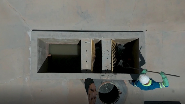 Limpeza de gradeamento em estação elevatória de esgoto (Divulgação/Sabesp).