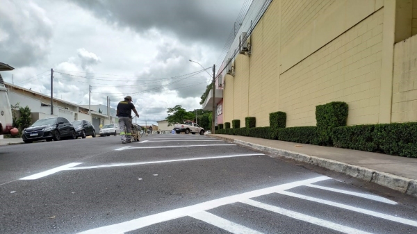 Trecho da Rua Syrlene Rodrigues de Castro, ao lado do Supermercado Sete, agora com mão única e novos bolsões para carros e motos (Da Assessoria/PMA).