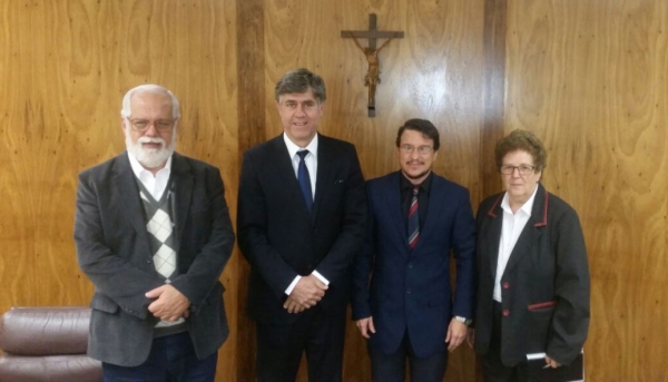 Prefeito e conselheiro do CEE Márcio Cardim e o reitor da UniFAI, Paulo Sérgio entre o vice-presidente e a presidente do Conselho Estadual de Educação, em São Paulo (Foto: Da Assessoria).