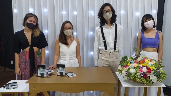 Alissa Borges, Giovana Koga, Eduardo Andrade e Dri Lima Barochello durante o lançamento do Livro Flor e Ser (Divulgação).