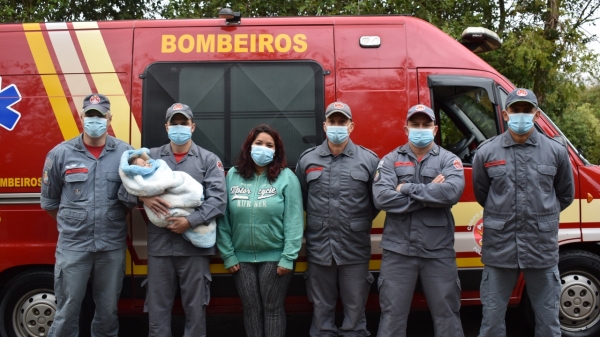 Bombeiros que salvaram bebê engasgada reencontram a família (Divulgação/PMA).