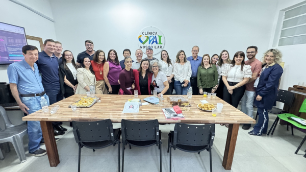 Consultora foi recebida no PAI Nosso Lar em Adamantina (Imagens: Siga Mais).