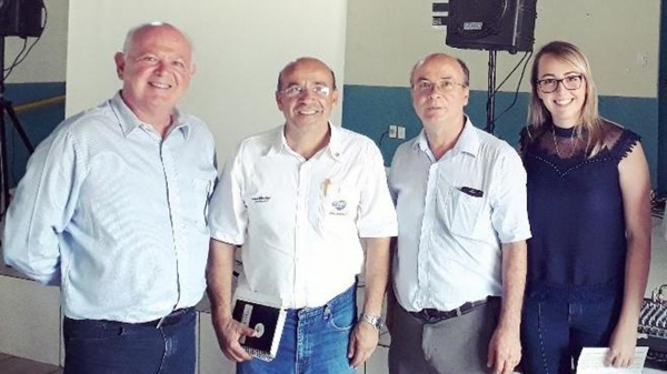 Emílio Carlos Prandi, coordenador técnico do comitê das Bacias Hidrográficas dos rios Aguapeí e Peixe (CBH - AP), pró-reitor de Pesquisa e Pós-Graduação da UniFAI, Prof. Dr. José Aparecido dos Santos, Prof. Dr. Vagner Amado Belo de Oliveira, coordenador de Extensão da área de Exatas e Agrárias da UniFAI e Nadine Bento Silva, membro do município VerdeAzul na reunião realizada em Sagres (Foto: Da Assessoria).