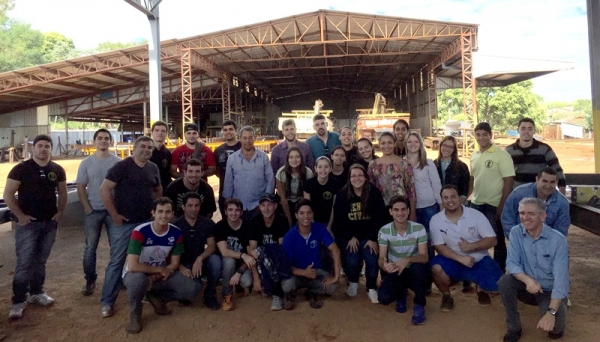 Legenda: Turma do 5º termo de Engenharia Civil e professor Sergio Vergilio durante visita a Confer (Foto: Arquivo Pessoal)