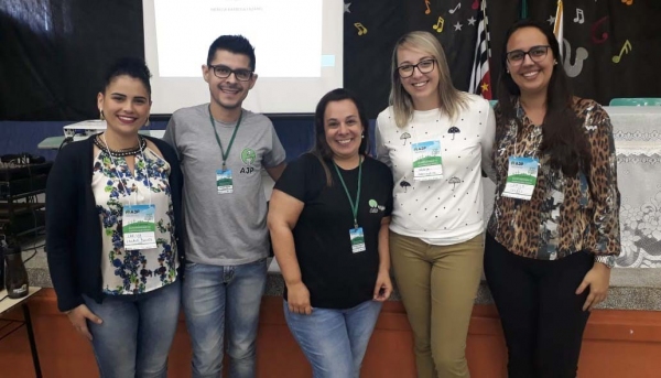 Nadine Carolina Bento Silva, membro da equipe VerdeAzul de Adamantina, com demais participantes e a palestrante, Patrícia Barbosa Fazano Duarte (Foto: Da Assessoria).