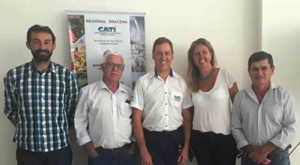 Secretários Emerson Baptiston e Luciana Pereira, presidente da APPRAR, Antônio Manzano,  Maurício Konrad, chefe da Casa da Agricultura de Adamantina e o técnico agrícola Liberalino Pedro participaram da apresentação dos resultados do Projeto de Desenvolvimento Rural Sustentável Microbacias II Acesso ao Mercado (Da Assessoria).